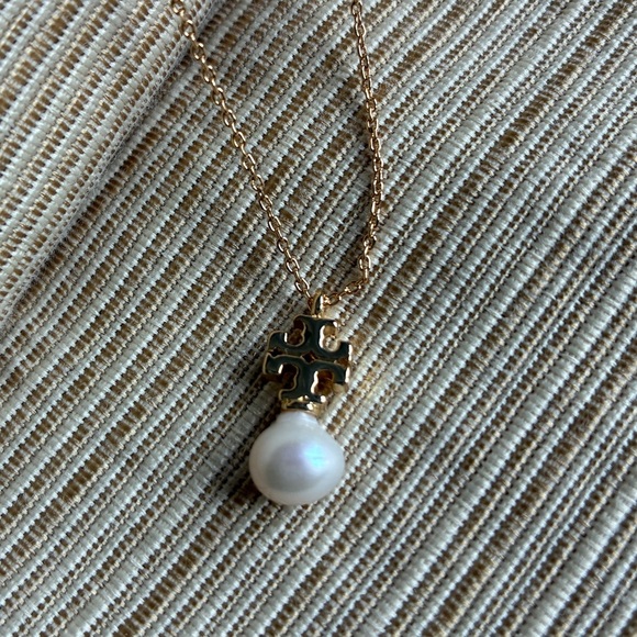 Tory Burch Kira Pearl Gold Double T Logo Pendant Necklace - Picture 2 of 9